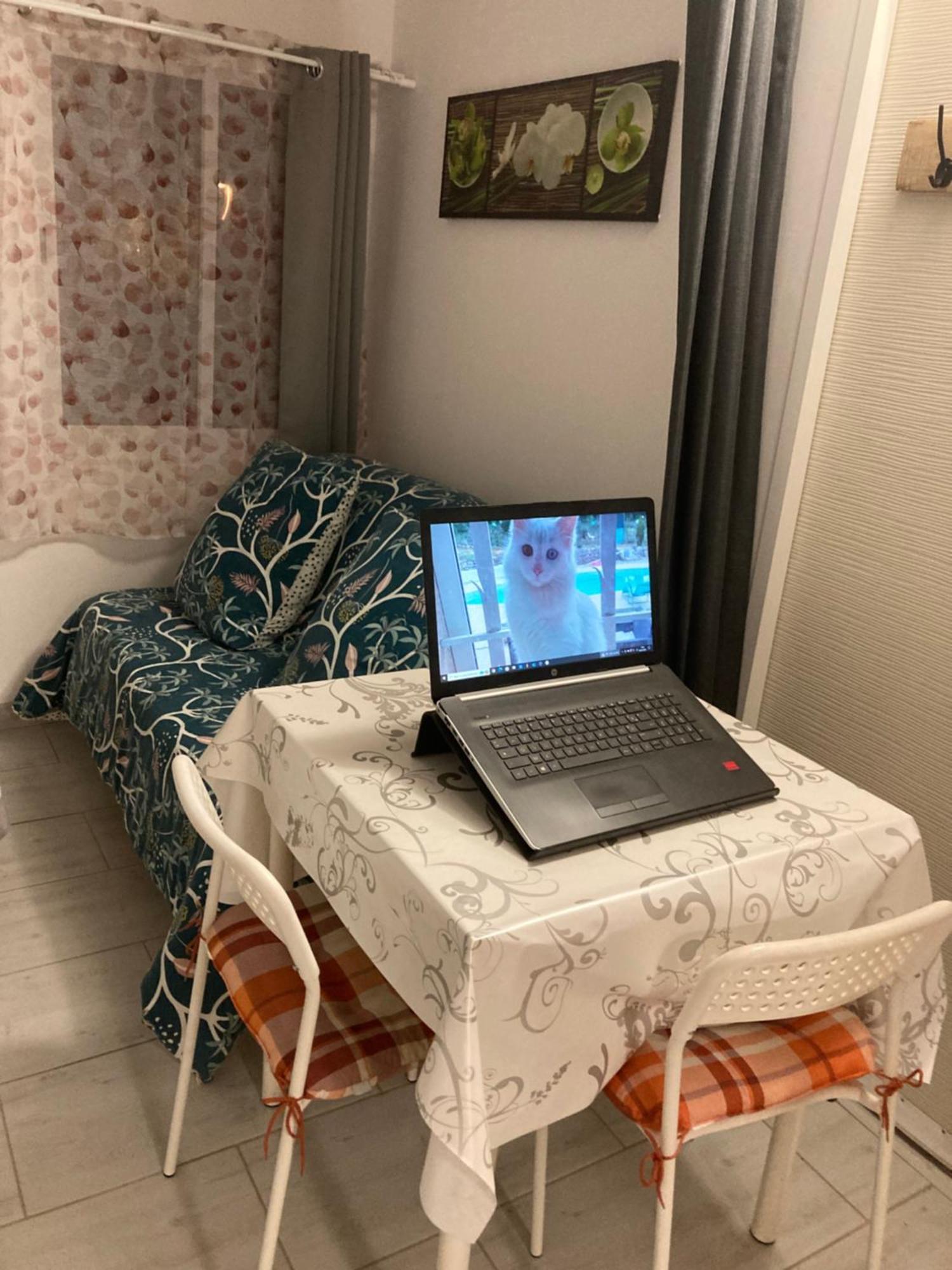 Au Havre De Paix Apartment Gareoult Luaran gambar